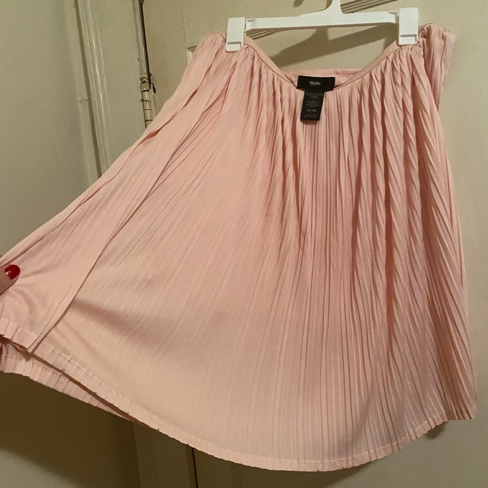 Pink pleated knee-length/midi skirt